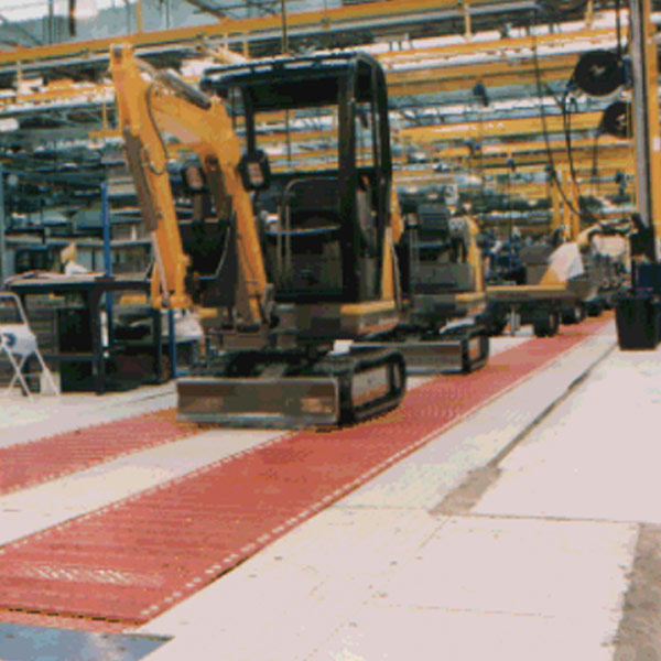 Mini Excavadoras en una Amber Automation HD Slat Conveyors