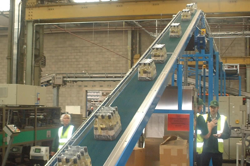 Transportadores de banda nivelados e inclinados Amber Automation