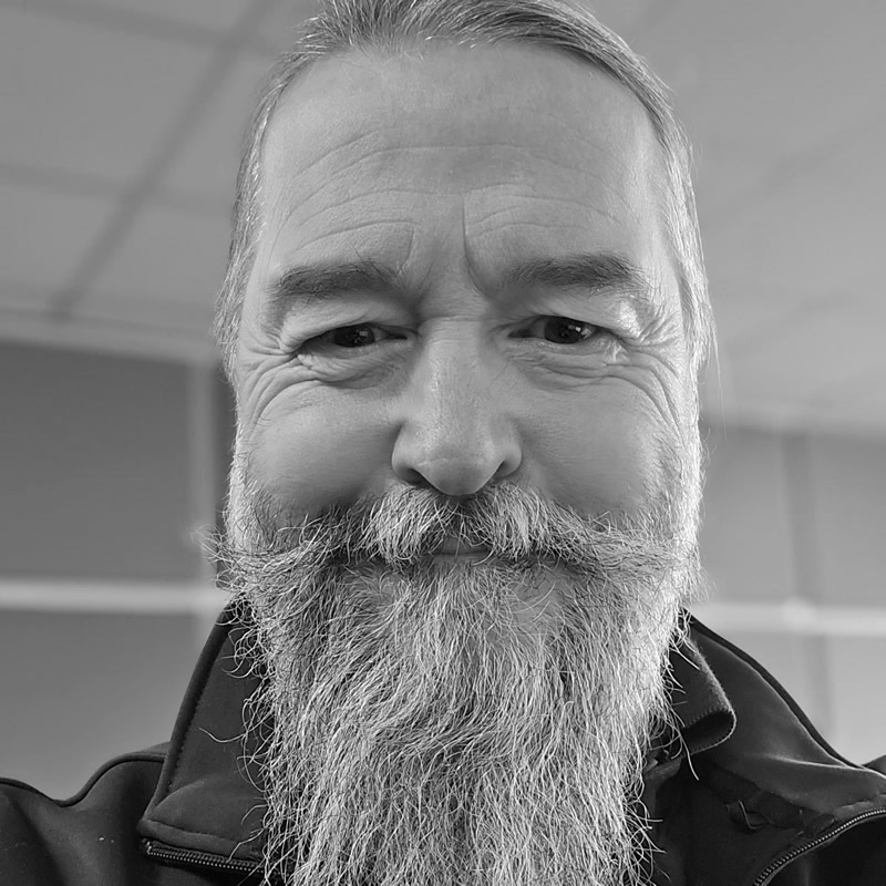 Lee Wright – Gerente de Ventas de Sistemas Lee Wright – System Sales Manager