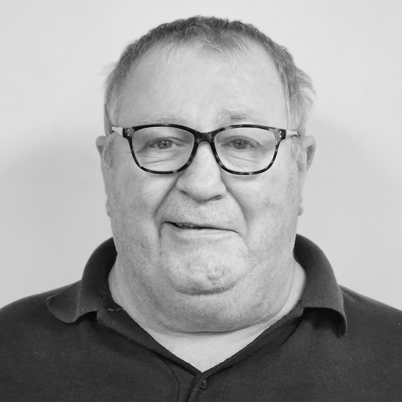 Peter Cook – Gerente de Instalaciones Peter Cook – Installation Manager