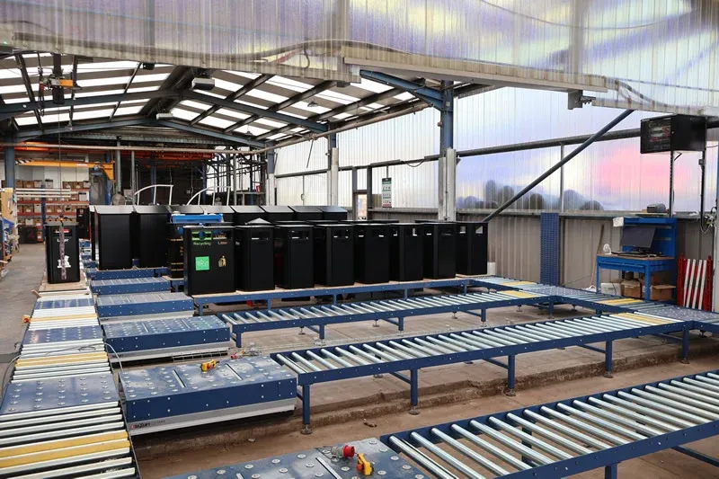 Sistema de transportador de rodillos industriales instalado por Amber Industries.