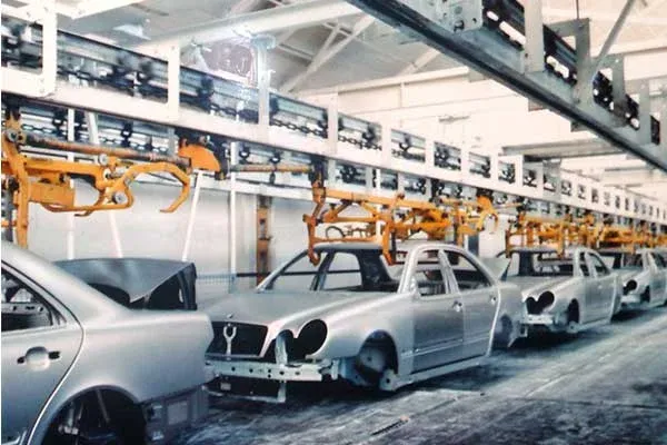 Carrocerías en una cinta transportadora MCM AT500 Power & Free. Car Bodies on a MCM AT500 Power & Free Conveyor