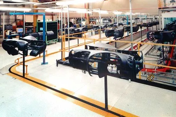Paneles de control en una cinta transportadora MCM Inverted AT100 Dashboards on an MCM Inverted AT100 Conveyor