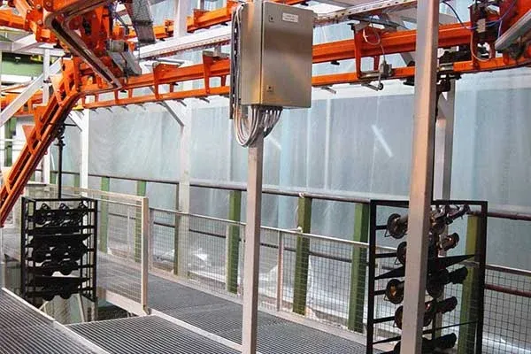 Componentes de suspensión en una cinta transportadora MCM AT100 Power & Free. Suspension parts on a MCM AT100 Power & Free Conveyor