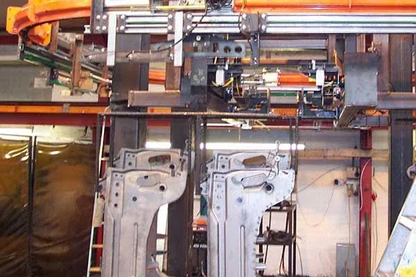 Componentes de suspensión en una cinta transportadora MCM AT100 Power & Free. Suspension parts on a MCM AT100 Power & Free Conveyor