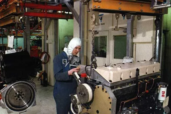 Motores en una cinta transportadora MCM AT500 Power & Free Engines on a MCM AT500 Power & Free Conveyer