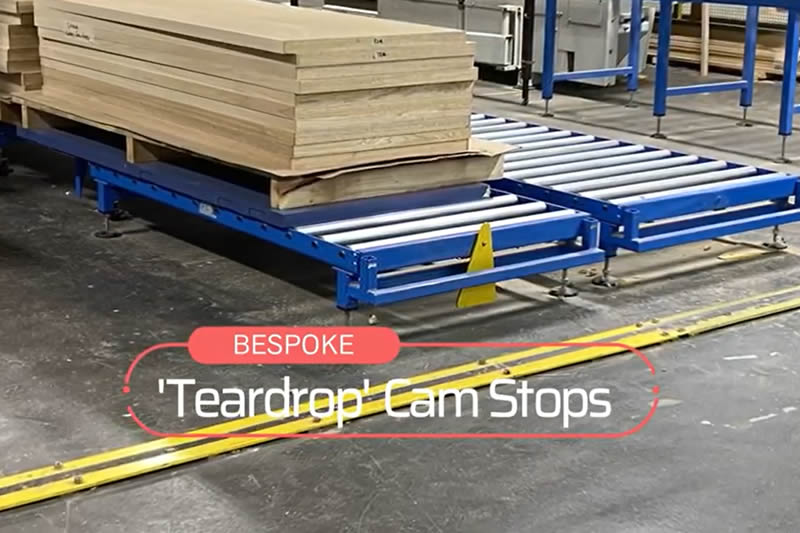 Sistema transportador de rodillos por gravedad para pilas de láminas de madera