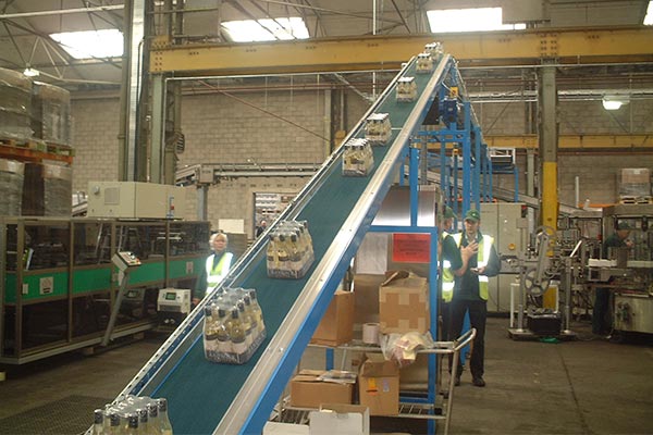 Transportadores de banda inclinados y nivelados Amber Automation