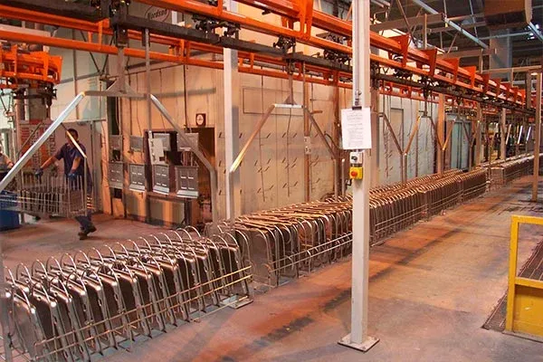 Paneles prefabricados en una cinta transportadora MCM AT100 Power & Free. Fabricated Panels On A MCM AT100 Power & Free Conveyor