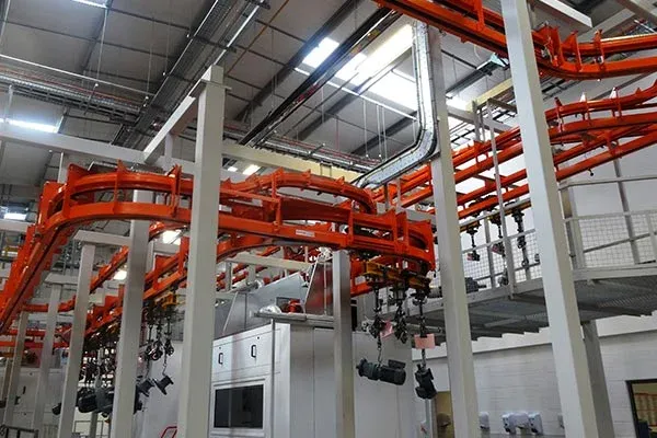 Motorreductores en una cinta transportadora MCM AT500M Power & Free. Geared Motors On A MCM AT500M Power & Free Conveyor
