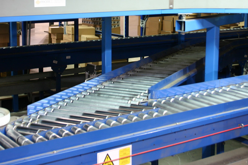 Sistemas transportadores de rodillos por gravedad y motorizados de Amber Automation