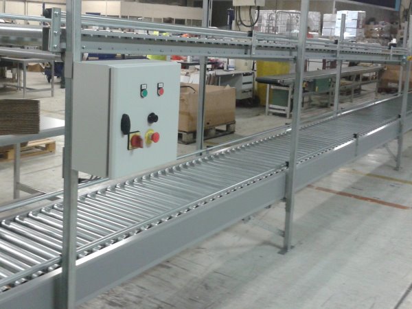 Transportadores de rodillos de gravedad y eje lineal de dos niveles instalados