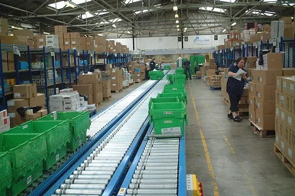Transportador de rodillos accionado por eje de transmisión de Amber Automation Amber Automation Lineshaft Powered Roller Conveyor